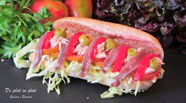 Entrepà de tonyina, anxoves, pebrot i olives.