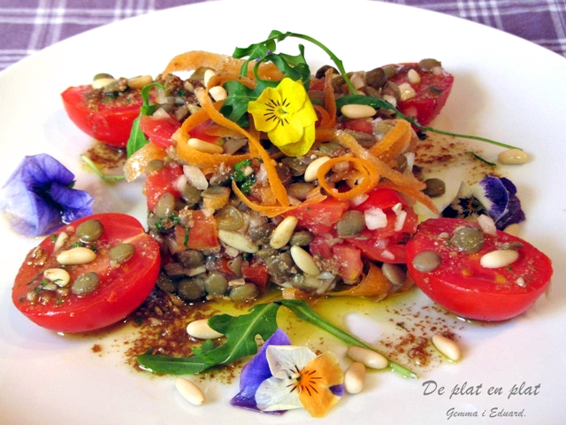 Amanida de llenties amb vinagreta de pinyons