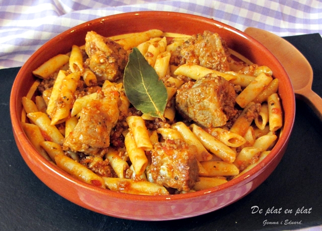 Macarrons amb costella i sobrassada