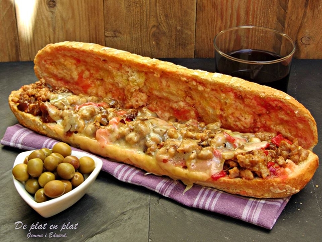 Entrepà de botifarra esparracada, ceba confitada, pebrot escalivat i formatge fos