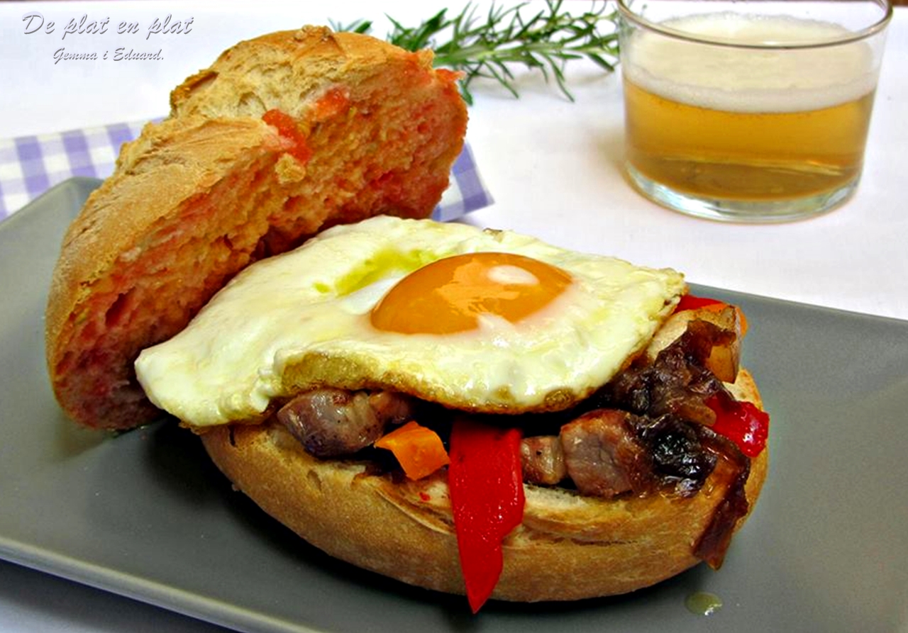 Entrepà d’ou ferrat amb cansalada, pebrot, pastanaga i ceba