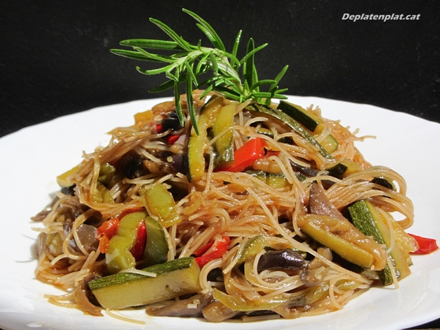 Fideus d’arròs amb verdures